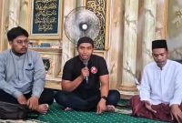 Ketua KBS Sumenep Ahmad Sahruddin SH Saat Memberikan Sambutan Di KBS Berbagi Bersama Anak Yatim Di Masjid Baitul Amal Desa Talango, Ahad (26/10/2025)