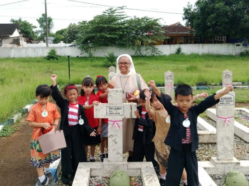 Ziarah ke Makam Pahlawan, SDK Sang Timur Sumenep Tanamkan Rasa Nasionalisme Sejak Dini