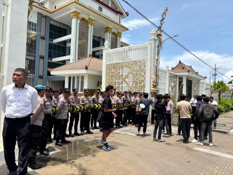 Suasana Pengamanan Polres Dalam Aksi Demo di Kantor DPRD Sumenep, Senin (03/11/2025)