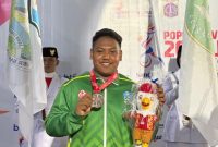 Atlet Asal Sumenep Dwiki Virly Putra Safari Saat Menerima Penghargaan Medali Perak untuk Kontingen Jawa Timur di Ajang POPNAS XVIII Jakarta