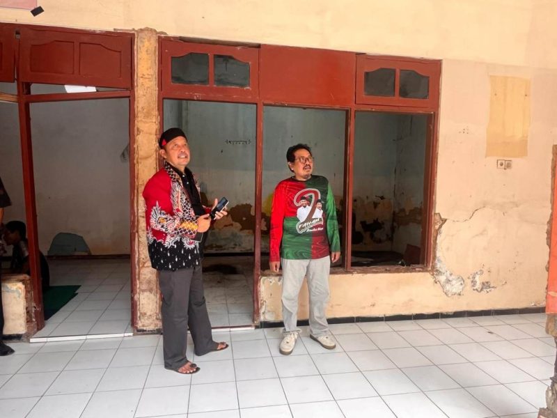 Ketua DPRD Sumenep H. Zainal Arifin SH Didampingi Kabid PPD Bapenda Saat Meninjau Langsung Kantor Bapenda Sumenep, Jum'at (07/12/2025)
