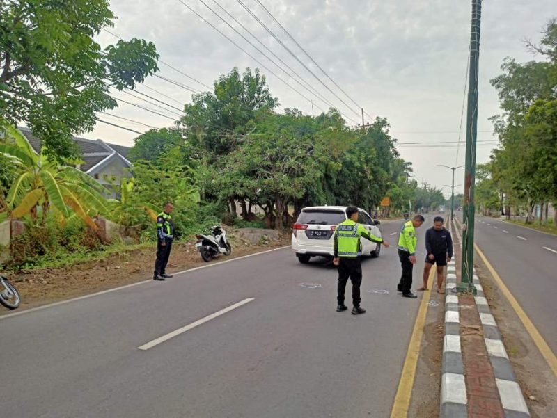Unit Gakkum Satlantas Polres Sumenep Saat Olah TKP Kecelakaan Tunggal, Minggu (09/11/2025) 