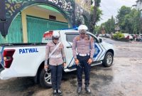 Kanit Tujarwali Satlantas Polres Sumenep IPDA DIPTA Bersama Polwan Sedang Mengheningkan Cipta Kepada Pahlawan Di Peringatan Hari Pahlawan, Senin (10/11/2025)