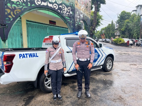 Kanit Tujarwali Satlantas Polres Sumenep IPDA DIPTA Bersama Polwan Sedang Mengheningkan Cipta Kepada Pahlawan Di Peringatan Hari Pahlawan, Senin (10/11/2025)
