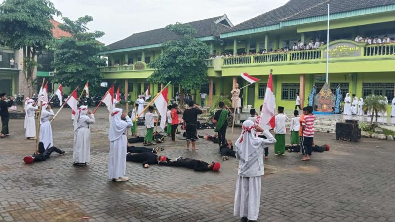 Santri Surabaya dan Lahirnya Resolusi Jihad Dikenang Lewat Drama Kolosal di MI At-Taufiqiyah