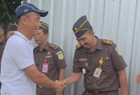 Kajari Baru Sumenep Nurhadi Puspandoyo Saat Menyalami Satu Persatu ASN Kejari Sumenep, Senin (10/11/2025)