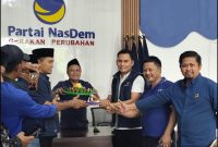 DPD NasDem Sumenep Rayakan HUT ke-14, Potong Tumpeng dan Bagikan Sembako