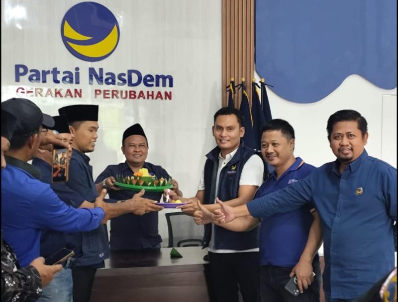 DPD NasDem Sumenep Rayakan HUT ke-14, Potong Tumpeng dan Bagikan Sembako
