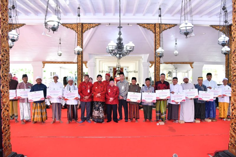 Perkuat Pendidikan Akhlak, Pemkab Sumenep Beri Tunjangan dan Perlindungan BPJS bagi Guru Ngaji