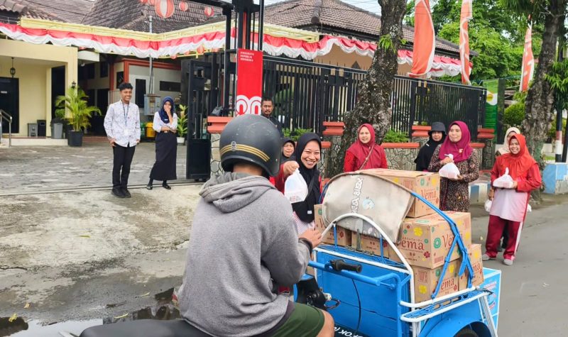 Kebaikan yang Mengalir Setiap Jum'at Legi, DWP Bappeda Sumenep Tebar Nasi Bungkusan, Jum'at (14/11/2025)