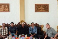 Suasana Bupati Sumenep Achmad Fauzi Wongsojudo Saat Menerima Silaturahmi Dari Paguyuban Pedagang Kelontong Madura Klaten Berlangsung Dikediamannya di Desa Torbang Kecamatan Batuan, Sabtu (15/11/2025)