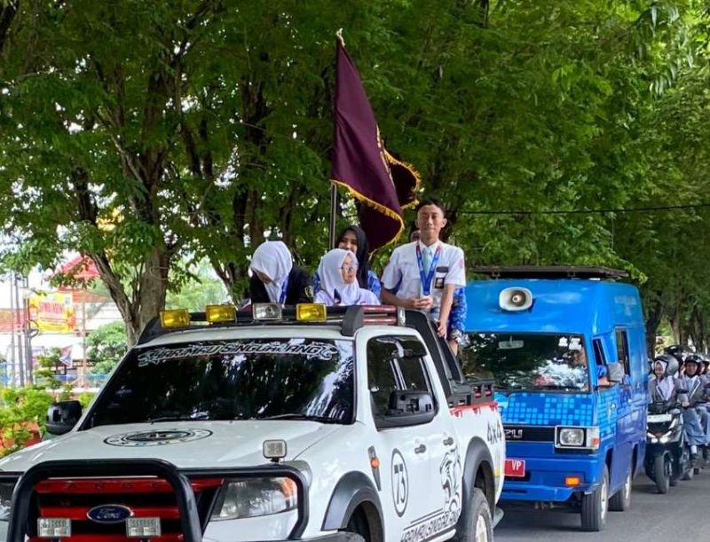 SMAN 1 Sumenep Sambut Juara Nasional OMI & OPSI dengan Kirab Meriah, Kepala Sekolah Sampaikan Apresiasi Tinggi, Senin (17/11/2025)