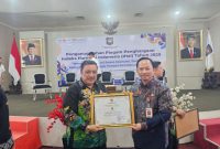 Kepala Bakesbangpol Sumenep Drs. Achmad Dzulkarnain MH dan Kepala Bappeda Dr. Arif Firmanto Usai Menerima Penghargaan dari Kemendagri di Gedung F Jakarta (17/11/2025)