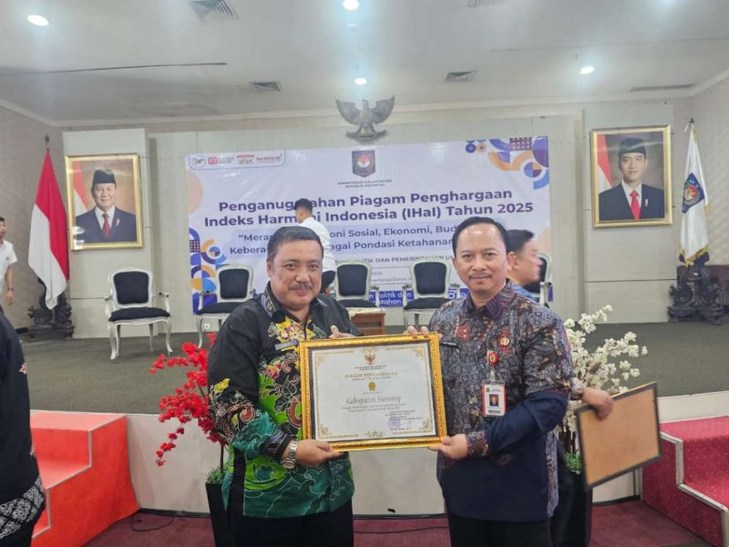 Kepala Bakesbangpol Sumenep Drs. Achmad Dzulkarnain MH dan Kepala Bappeda Dr. Arif Firmanto Usai Menerima Penghargaan dari Kemendagri di Gedung F Jakarta (17/11/2025)