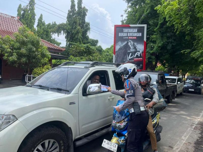 Ops Zebra 2025 Dimulai, Satlantas Sumenep Edukasi Pengendara di Simpang Tiga Rumah Dinas Kapolres