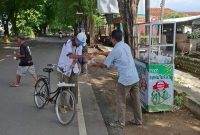 Hati Hangat di Simpang Tiga Mapolres Sumenep, KBS Tebar 95 Bungturat untuk Warga