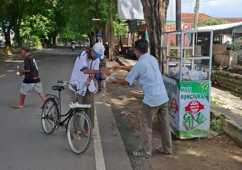 Hati Hangat di Simpang Tiga Mapolres Sumenep, KBS Tebar 95 Bungturat untuk Warga