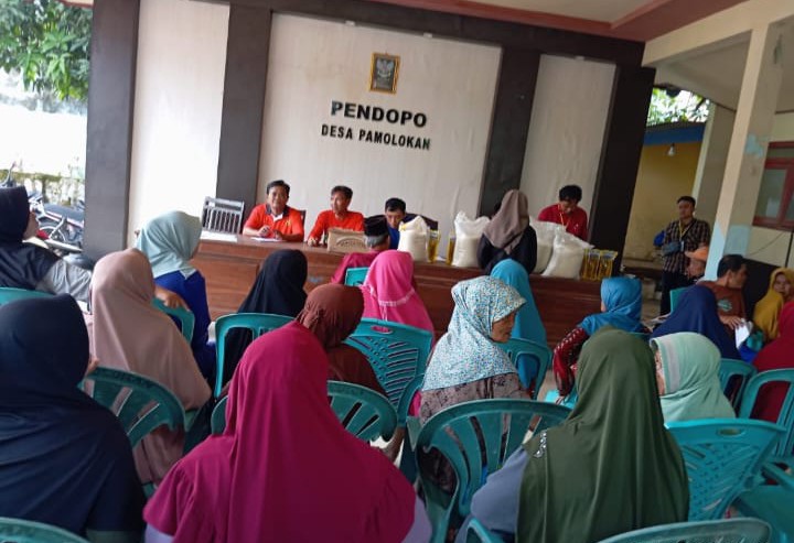 Bantuan Pangan Mengalir ke 399 Warga Tidak Mampu: Pemdes Pamolokan Tunjukkan Komitmen Kemanusiaan, Warga Penuhi Balai Pendopo, Jum'at (21/11/2025) 