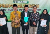 Nomer 2 dari kiri: DR. KH Sahli Hamid, Pendiri STIDAR Sumenep