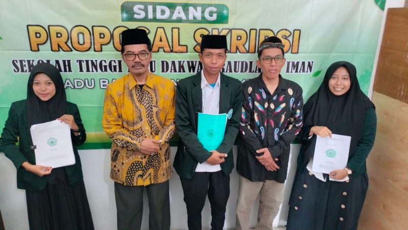 Nomer 2 dari kiri: DR. KH Sahli Hamid, Pendiri STIDAR Sumenep