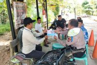 SATLANTAS POLRES SUMENEP GELAR POLANTAS MENYAPA DI PANTAI LOMBANG, AKP NINIT: EDUKASI KESELAMATAN HARUS DEKAT DENGAN MASYARAKAT, MINGGU (23/11/2025)