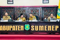 FOTO DARI KANAN KEPALA BAPENDA FARUK HANAFI, PLT SEKDAKAB, WABUP KH. IMAM HASYIM DAN ASISTEN III SEKDAKAB SUMENEP
