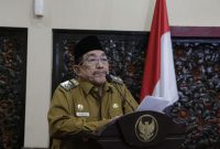 Wakil Bupati Sumenep, KH. Imam Hasyim, SH., MH, mewakili Bupati Sumenep dr. H. Achmad Fauzi Wongsojudo, SH., MH saat Membuka Agenda HLM TP2DD Implementasi Qris dan e-SPPT di Graha Arya Wiraraja, Senin (24/11/2025).