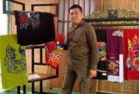 Foto Bersama Kasubsi Pelayanan Tahanan Teguh dan Batik CATRA Karya Warga Binaan Rutan Sumenep
