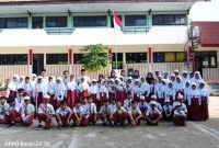 Foto Bersama Kepala SDN dan Dewan Guru serta Siswa-siswi SDN Pakandangan Sangrah Bluto Usai Upacara Bendera Peringatan Hari Guru Nasional 2025