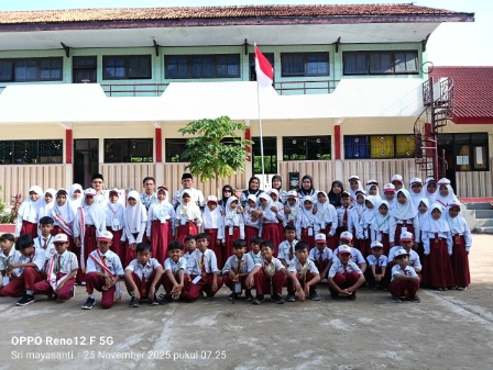 Foto Bersama Kepala SDN dan Dewan Guru serta Siswa-siswi SDN Pakandangan Sangrah Bluto Usai Upacara Bendera Peringatan Hari Guru Nasional 2025