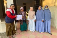 DPC PWRI Sumenep Membagikan Mukenah Kepada Guru Ngaji di Momentum Hari Guru Nasional 2025
