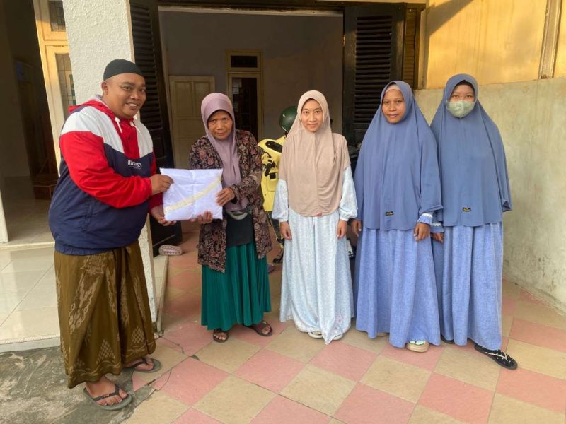 DPC PWRI Sumenep Membagikan Mukenah Kepada Guru Ngaji di Momentum Hari Guru Nasional 2025