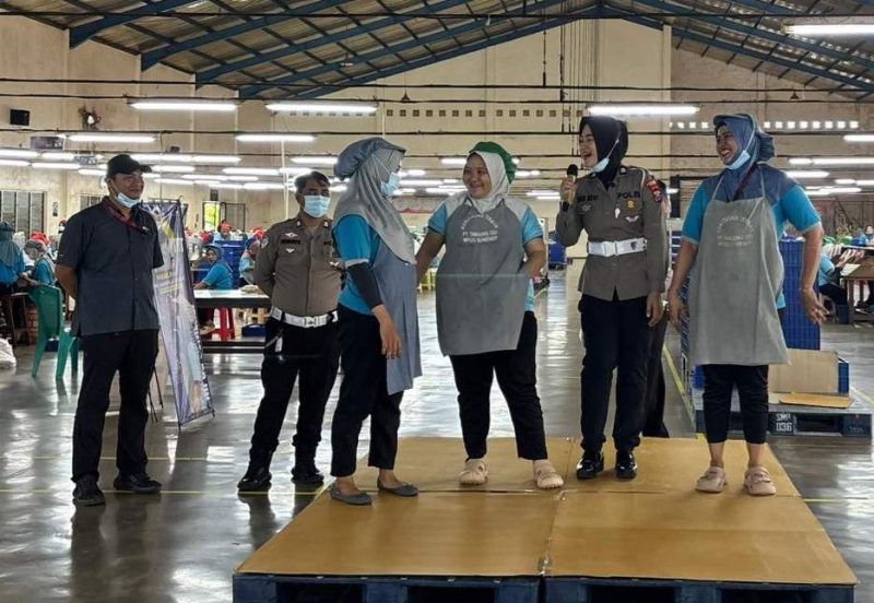 SATLANTAS POLRES SUMENEP TURUN LANGSUNG KE PABRIK, EDUKASI KARYAWAN SOAL KAMSELTIBCARLANTAS