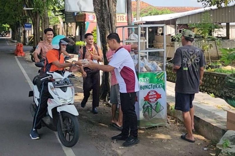 Suasana Pembagian Nasi Bungturat Dibagikan KBS Sumenep, Jum'at (27/11/2025)