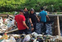 Ketua JSI Igusty Madani dan Ketua PKDI H. Ubaid Abdul Hayat Saat Membersihkan Gorong2 Aliran Sungai Di Desa Gedungan Kecamatan Batuan, Jum'at (28/11/2025)