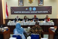 Foto Dari Kanan Kabid P3EPD Bapenda Sumenep Suhermanto, SE, ME, Kepala PPD Jawa Timur Samtiono SH, MH, Kabid Penagihan dan Pelaporan Bapenda Kota Batu Ibu Arik