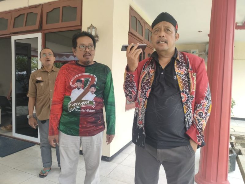 Ketua DPRD Sumenep H. Zainal Arifin Didampingi Kabid PPD Bapenda Akhmad Sugiharto Usai Kunjungi Bapenda Sumenep, Jum'at (07/11/2025)