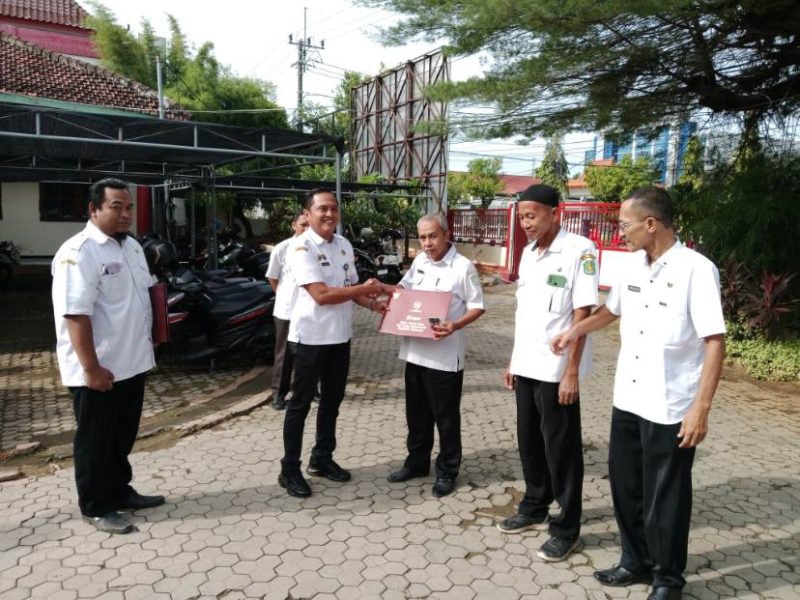 Kepala Bapenda Sumenep Faruk Hanafi Saat Memberikan Penghargaan dari Presiden RI Prabowo Subianto Kepada ASN Bapenda di Apel Pagi Dihalaman Kantor Bapenda, Rabu (19/11/2025) 