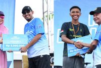 Dari Kanan Ketua Banggar DPR RI MH. Said Abdullah dan Bupati Sumenep Achmad Fauzi Wongsojudo Saat Memberikan Hadiah Kepada Pemenang Myze Fun Run 2025
