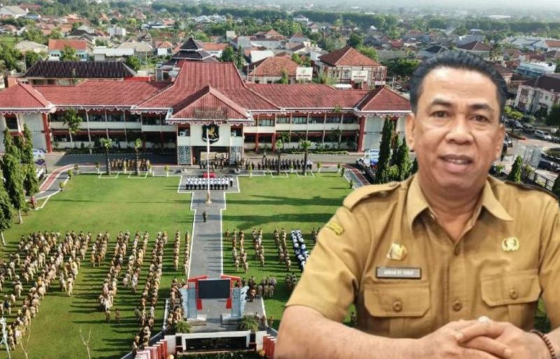 Plt. Kadis DLH Kabupaten Sumenep Anwar Yusuf Sahroni dengan Latar Belakang Apel Gabungan ASN di Lingkungan Pemkab Sumenep, Senin (25/11/2025)