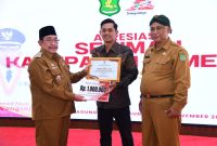 Wabup Sumenep KH. Imam Hasyim Didampingi Kadisbudporapar H. Moh. Iksan Saat Memberikan Apresiasi Kepada Para Seniman di Pendopo Agung Keraton Sumenep, Selasa (25/11/2025) 