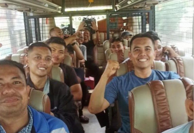 Lima Petugas Keamanan Rutan Kelas IIB Sumenep Bersama Dengan Petugas Keamanan Lainnya Saat Berangkat Menuju Pulau Nusakambangan 