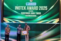 Kepala BRIDA Sumenep Benny Irawan Saat Menerima Penghargaan Dari Wakil Gubernur Jawa Barat Emil Elestianto Dardak 
