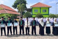 Foto Bersama Wakil Pengasuh Ponpes Nasyrul Ulum Aeng Dake Bluto Dr. KH. Zamzami Sabiq MPSi Bersama Dewan Guru Yang Mendapatkan Penghargaan di HGN 2025