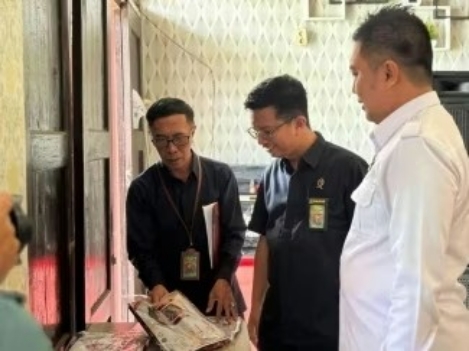 Hakim Wasmat Dari Pengadilan Negeri Sumenep Saat Meninjau Pembinaan Batik Catra Di Rutan Sumenep