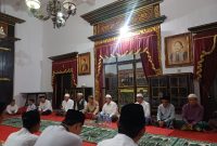 Wabup Sumenep KH. Imam Hasyim di Suasana Istighasah Jum'at Legi di Pendopo Agung Keraton Sumenep, Kamis (04/12/2025)