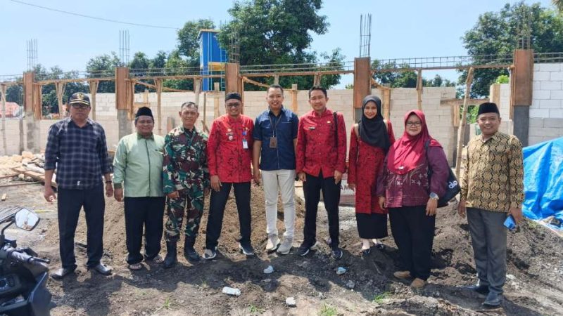 Camat Pragaan Indra Hernawan memimpin langsung monitoring dan tinjau lapang pelaksanaan pembangunan KDMP Desa Sendang Bersama TIM, Jum'at (05/12/2025)