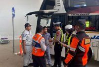 Satlantas Polres Sumenep menggelar kegiatan RUMCHECK PO Bus, dikmas lantas, hingga pengecekan kesehatan gratis bagi pengemudi angkutan umum di Terminal Arya Wiraraja, Jumat (5/12/2025).