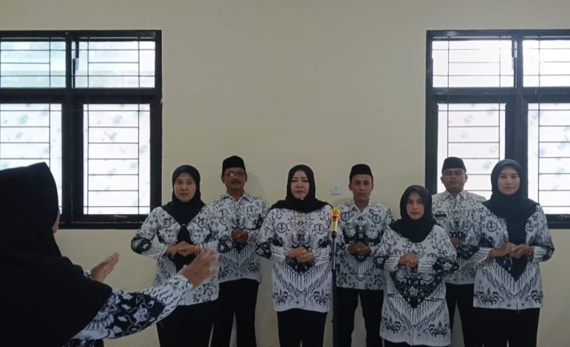 Tim paduan suara guru-guru SDN Pakandangan Sangra meraih Juara 2 dalam Lomba Paduan Suara Mars PGRI tingkat Kecamatan Bluto.
