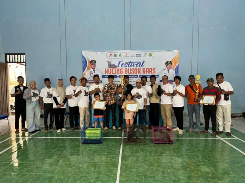 Foto Bersama Kabid Pariwisata Disbudporapar Sumenep Andri Zulkarnain Bersama Para Juara di Festival Kucing Busok 2025 di Kecamatan Raas 